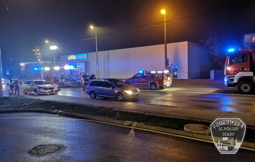 2019 11 21 Menschenrettung nach VU Mariazellerstra  e  2 