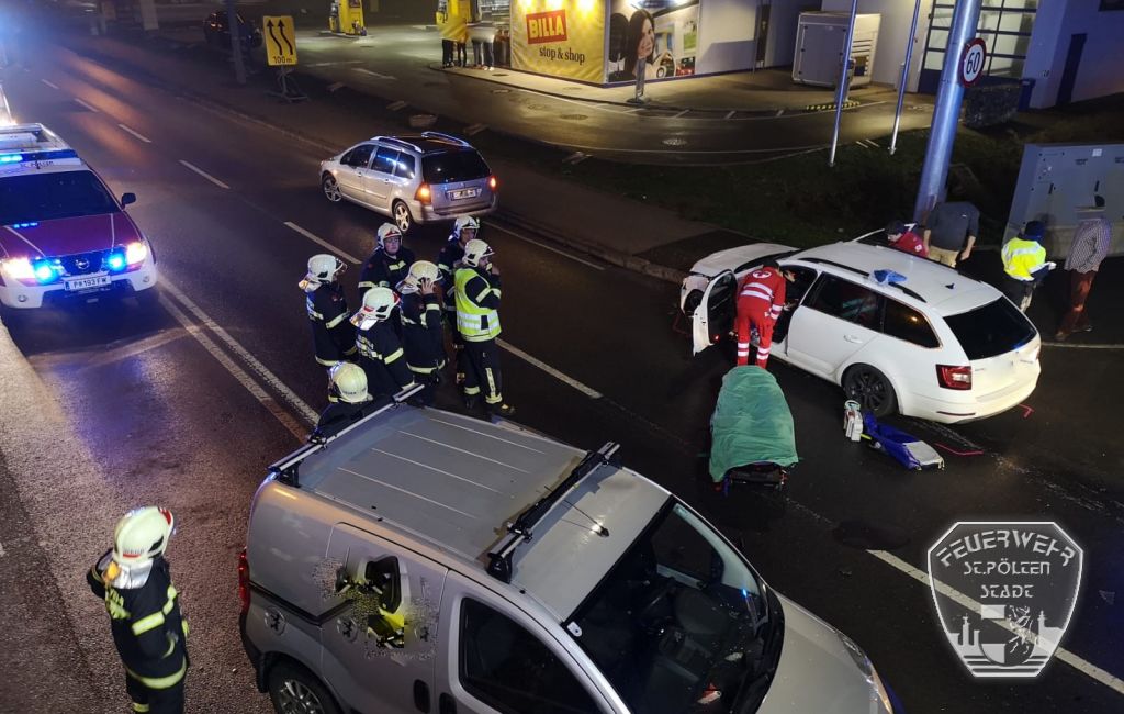 2019 11 21 Menschenrettung nach VU Mariazellerstra  e  3 