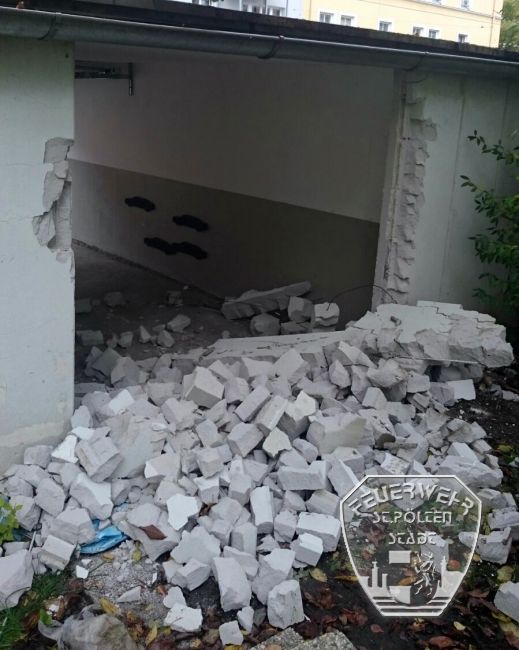 2016 10 30 PKW durch Mauer  1 