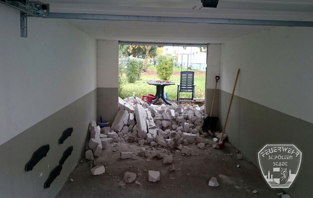 2016 10 30 PKW durch Mauer  2 