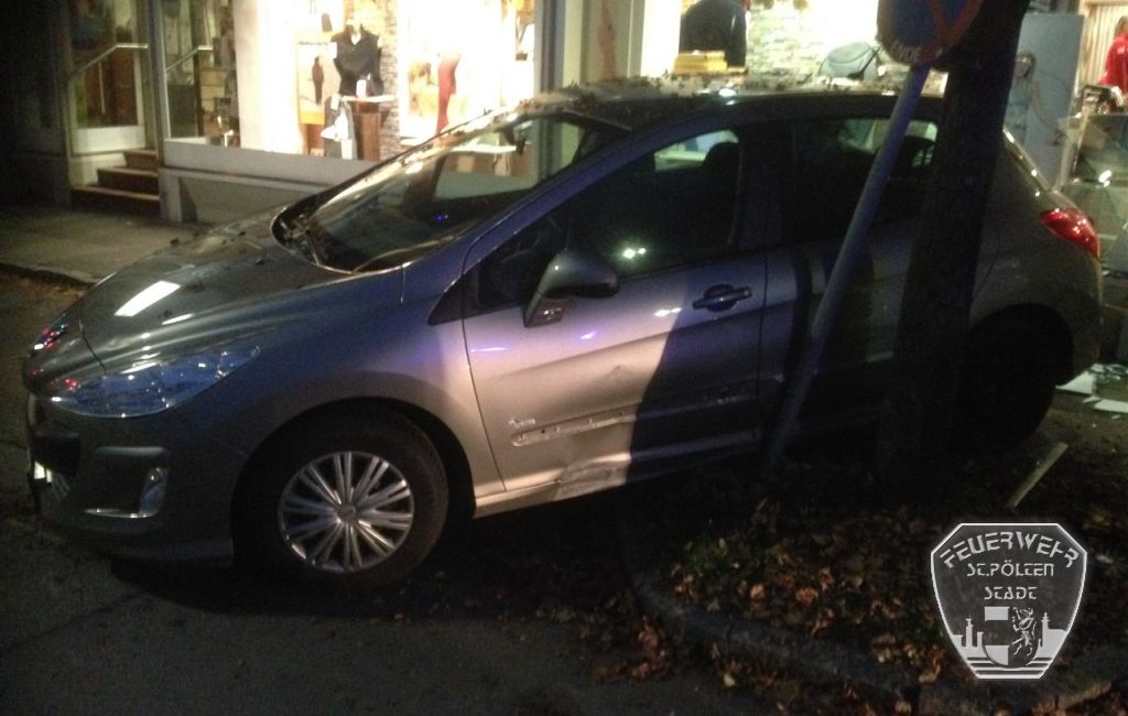 2016 11 14 VU Auto gegen Auslage 1