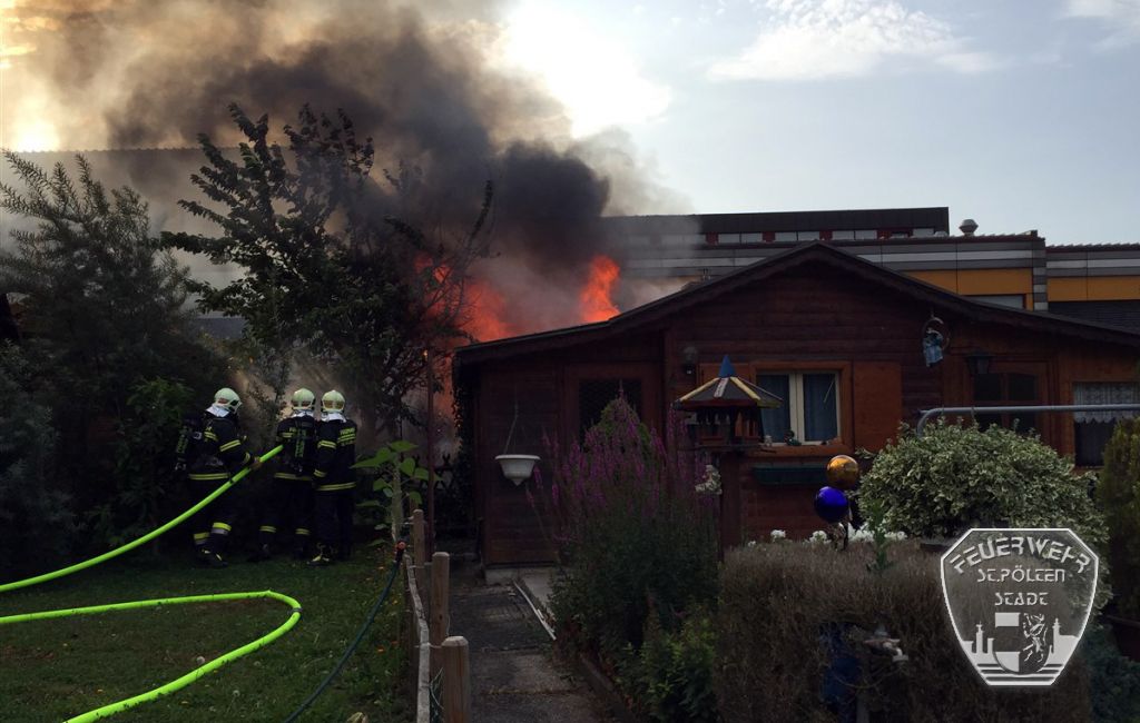 2017 08 26 Gartenh  tte in Vollbrand 1