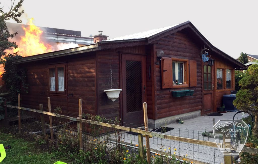 2017 08 26 Gartenh  tte in Vollbrand 2