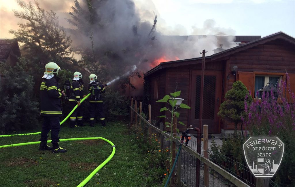 2017 08 26 Gartenh  tte in Vollbrand 3