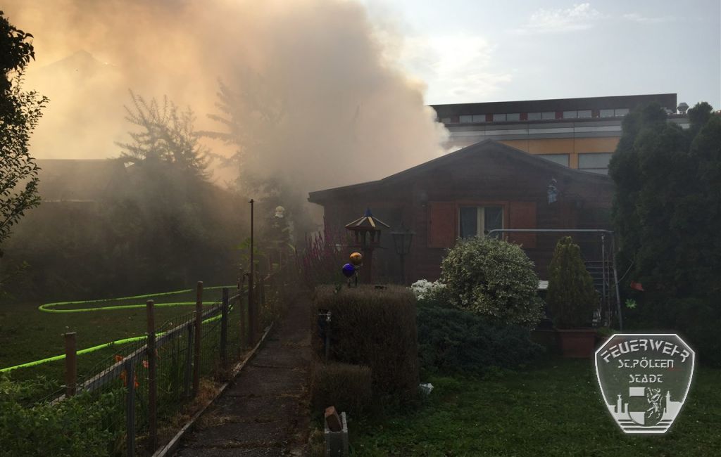 2017 08 26 Gartenh  tte in Vollbrand 5