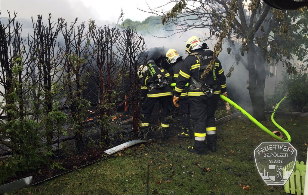 2017 08 26 Gartenh  tte in Vollbrand 6