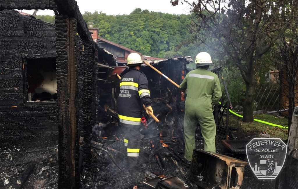 2017 08 26 Gartenh  tte in Vollbrand 7