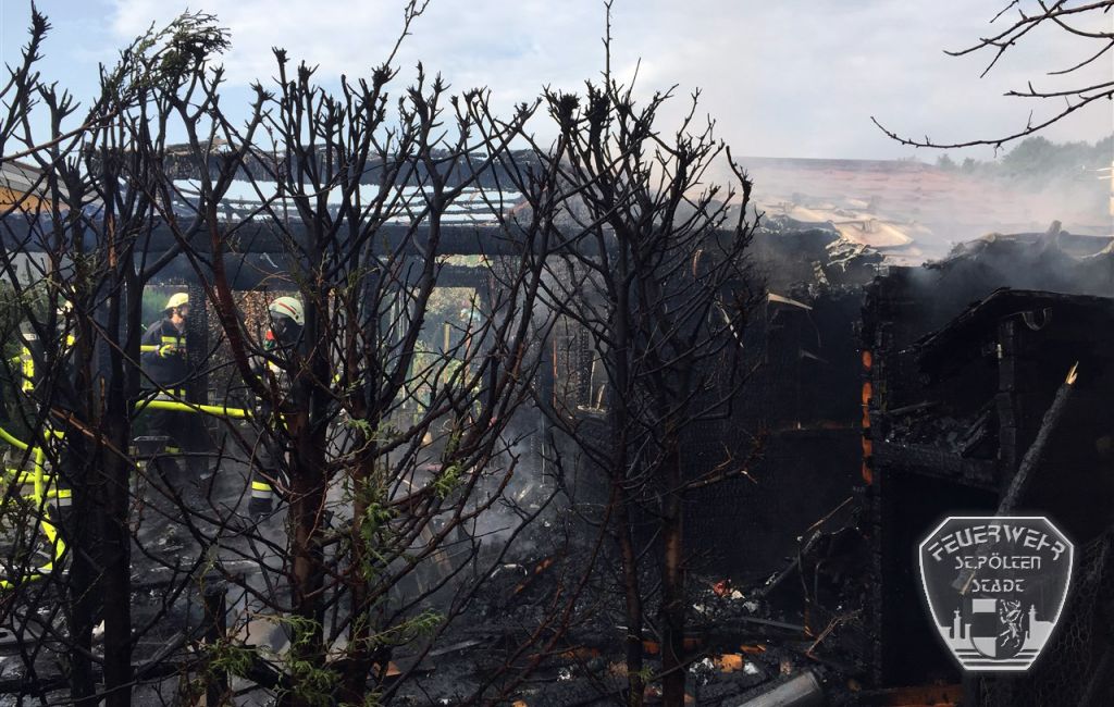 2017 08 26 Gartenh  tte in Vollbrand 9