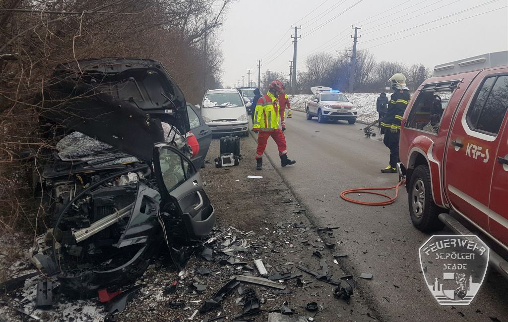 2018 03 20 VU Viehofen Person eingeklemmt 1