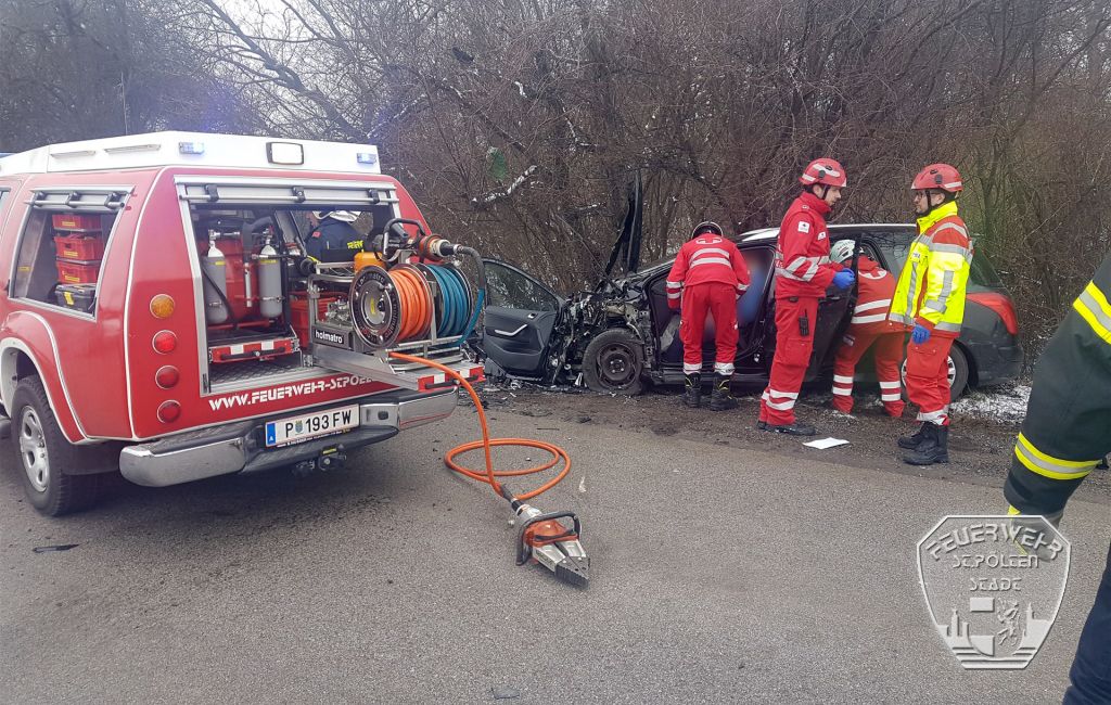 2018 03 20 VU Viehofen Person eingeklemmt 2