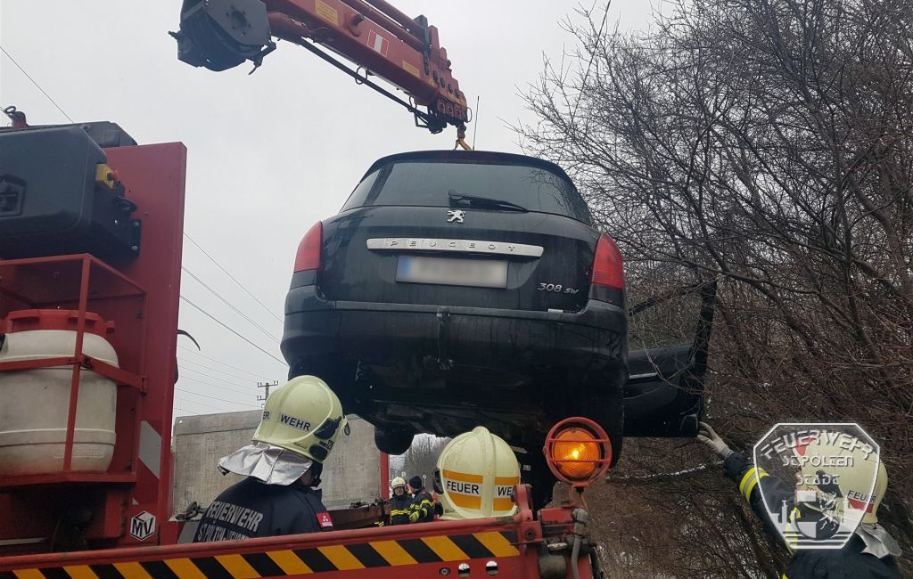 2018 03 20 VU Viehofen Person eingeklemmt 6